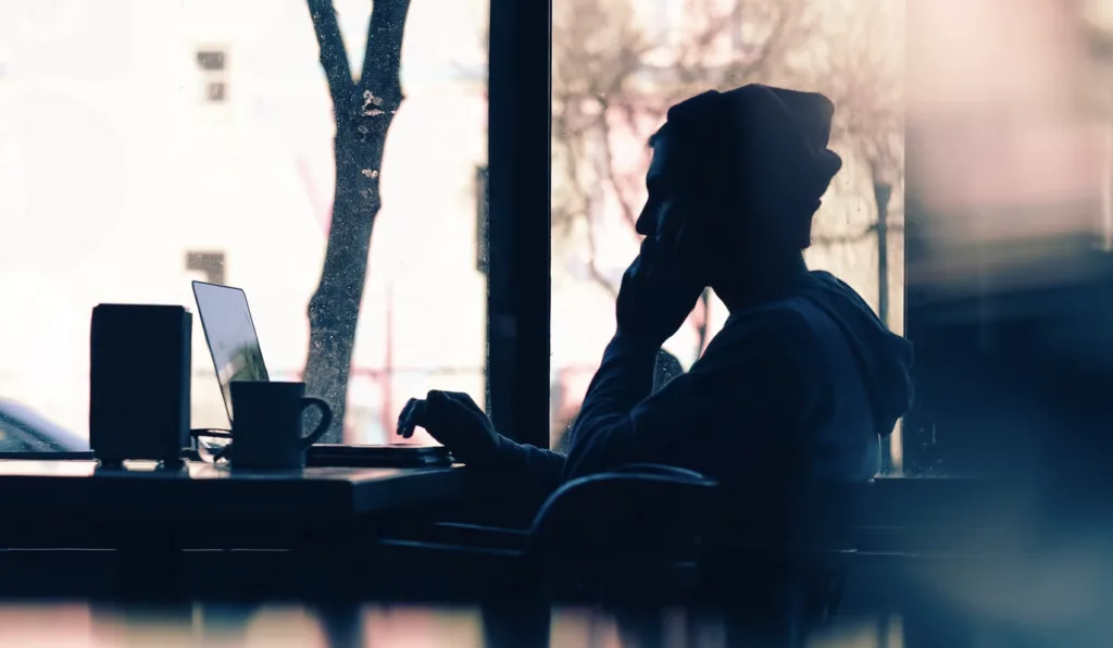 What Are Employee Resource Groups (ERGs)? A Comprehensive Guide for Getting Started 11 Employee working alone without employee resource group.