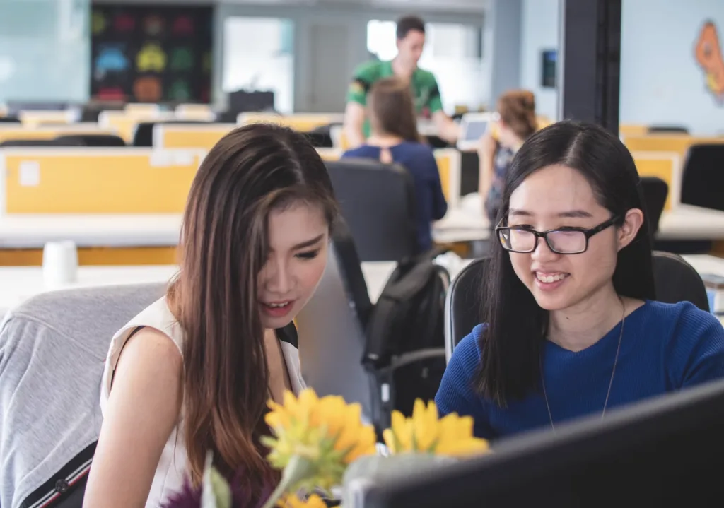 Women working collaboratively in a team culture environment. 